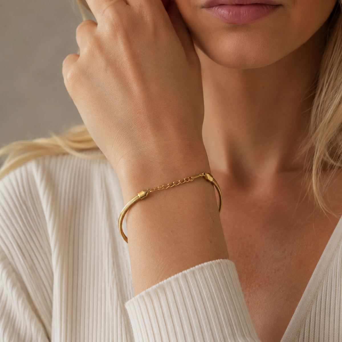Livia – Stilvolles goldenes Schlangenarmband