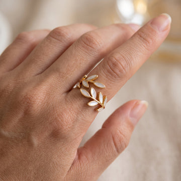 Auriane – Goldring mit Blatt und hellem Opal