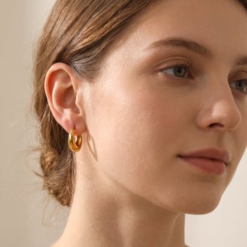 Iris – Geometrische Huggie Creolen in Gold