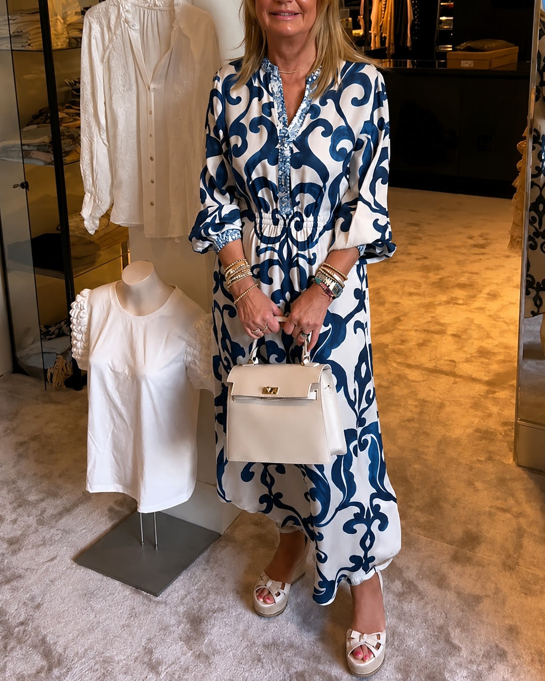 Daisie - Schickes Kleid mit V-Ausschnitt in lockerer Form