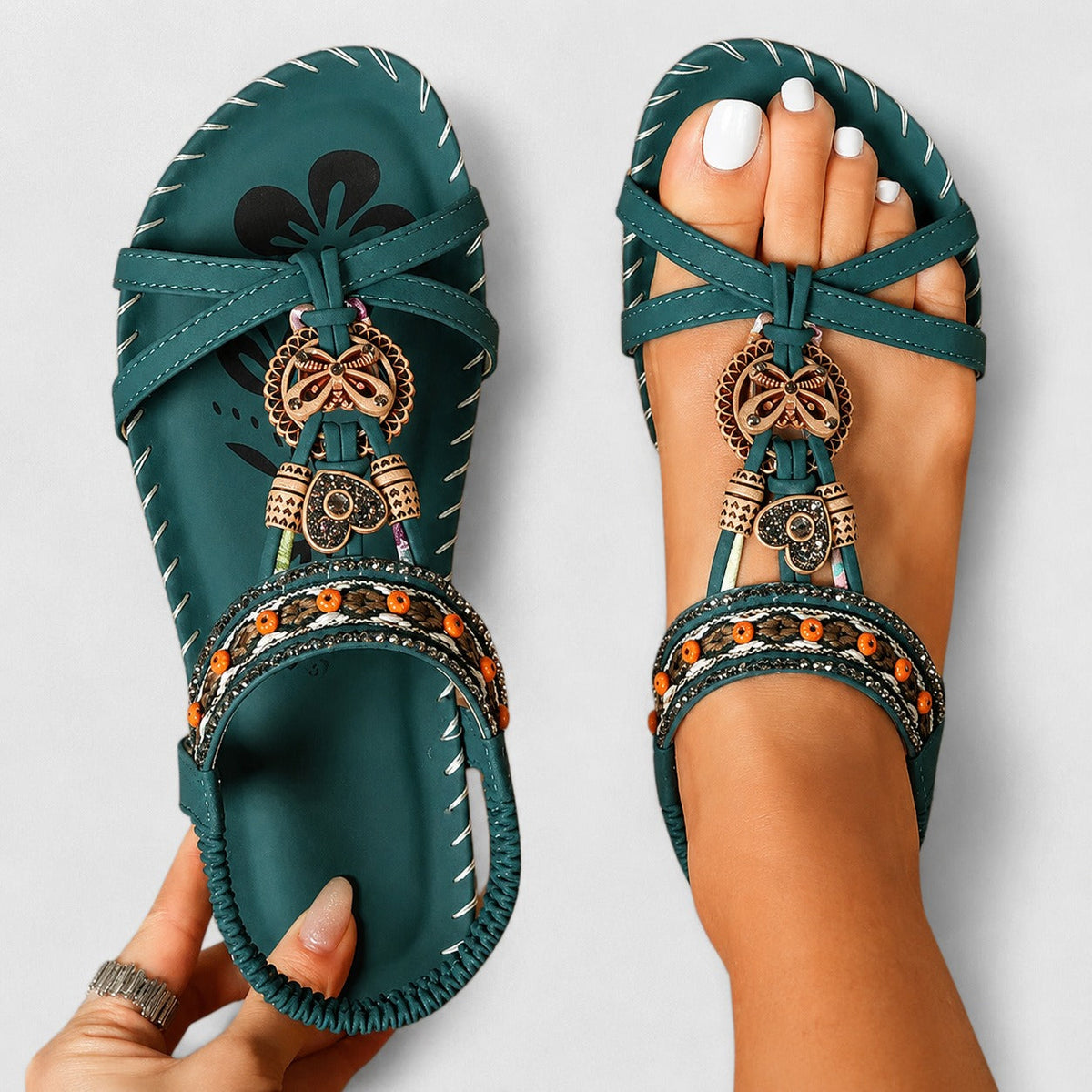 Eleanor - Stilvolle flache Sandalen mit glanzvollen Details