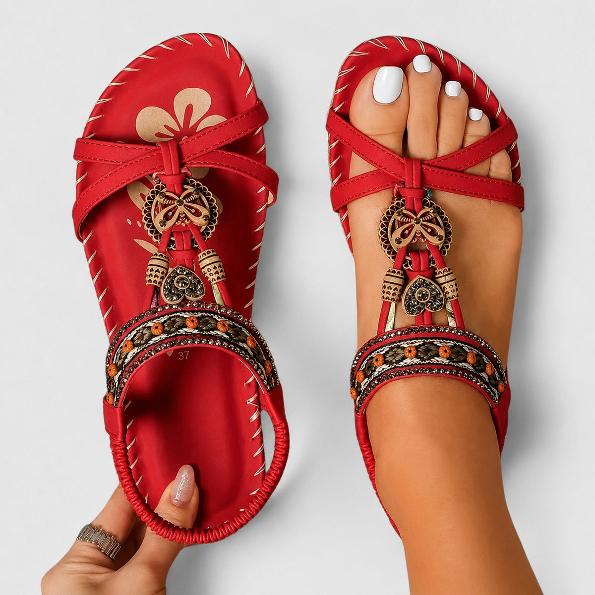 Eleanor - Stilvolle flache Sandalen mit glanzvollen Details