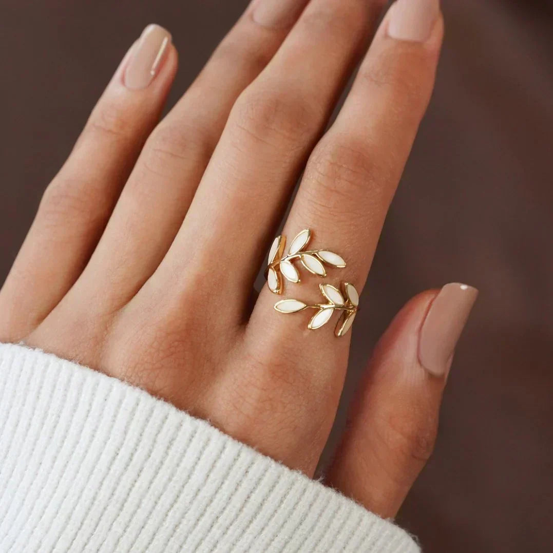 Pria – Stilvoller Ring mit weißem Opal und Blattmotiv