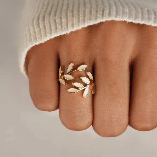 Pria – Stilvoller Ring mit weißem Opal und Blattmotiv