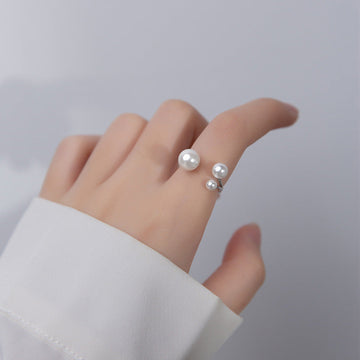 Clara – Verstellbarer Ring mit einer Perle und dreieckigem Design
