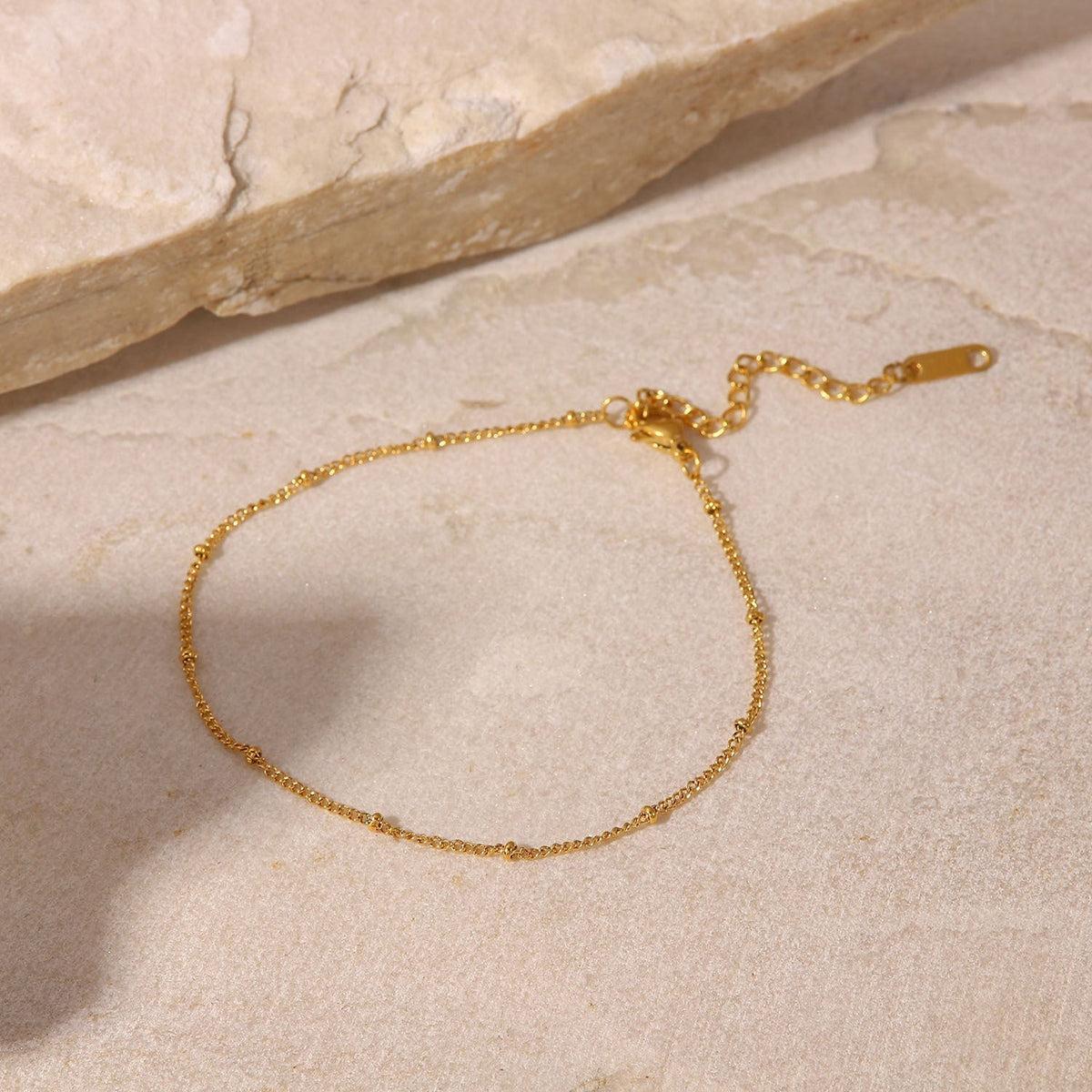 Wren – Stilvolle Goldkette für den Knöchel