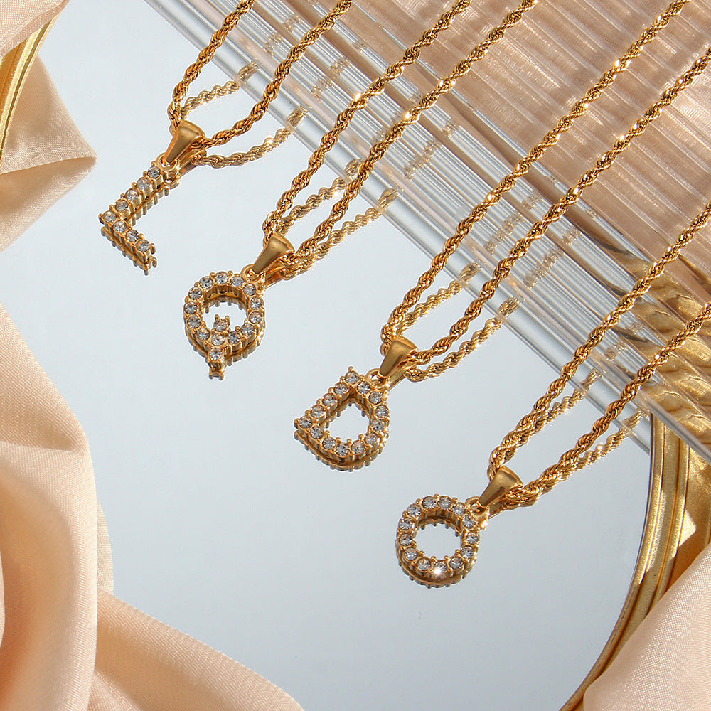 Maeve – Halskette mit Initialen und Glanzdetails
