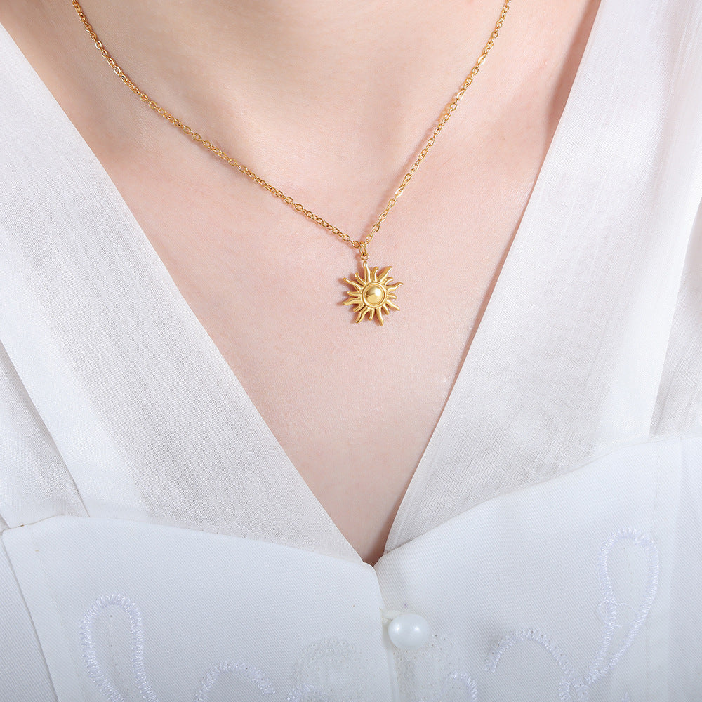 Eliora - Halskette mit Sonnenmotiv in Gold