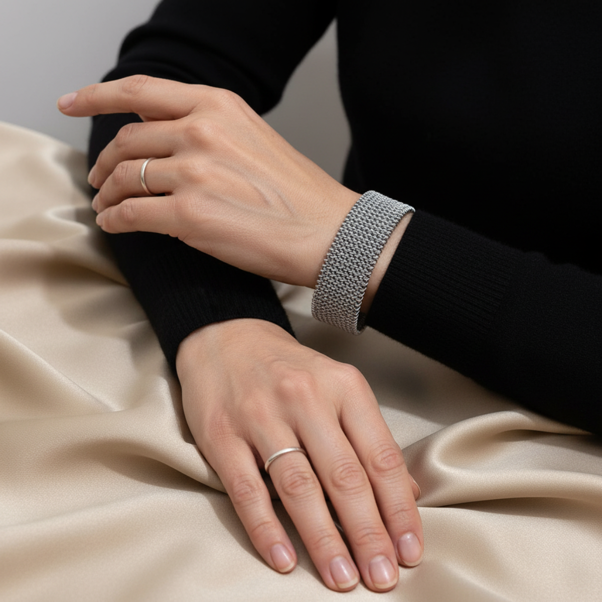 Raya – Armband mit graviertem Kabeldesign
