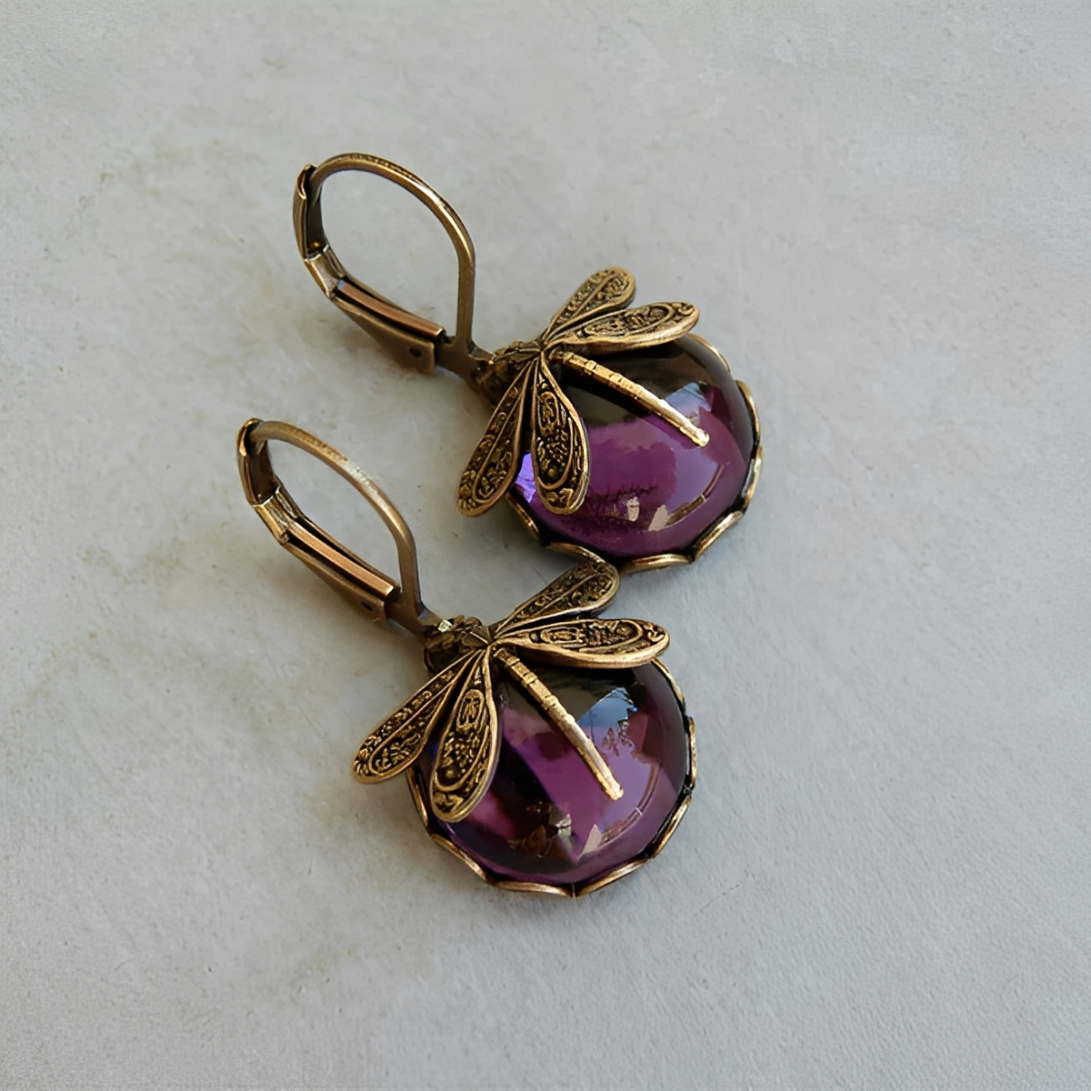 Elandra – Ohrringe in Form einer Libelle aus altem Gold