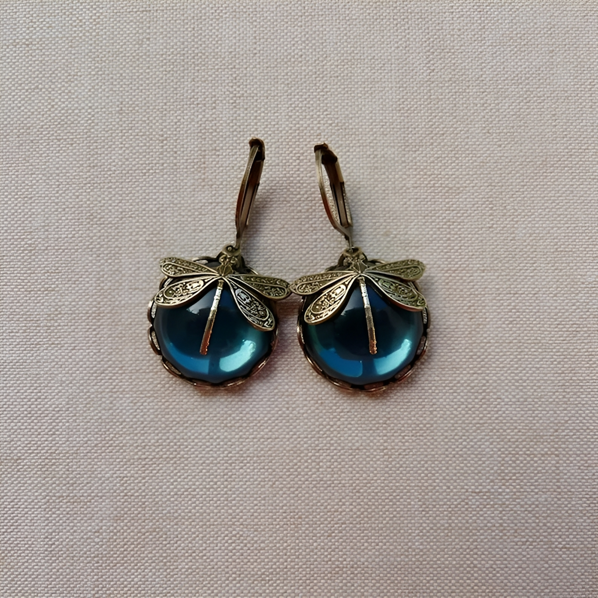 Elandra – Ohrringe in Form einer Libelle aus altem Gold
