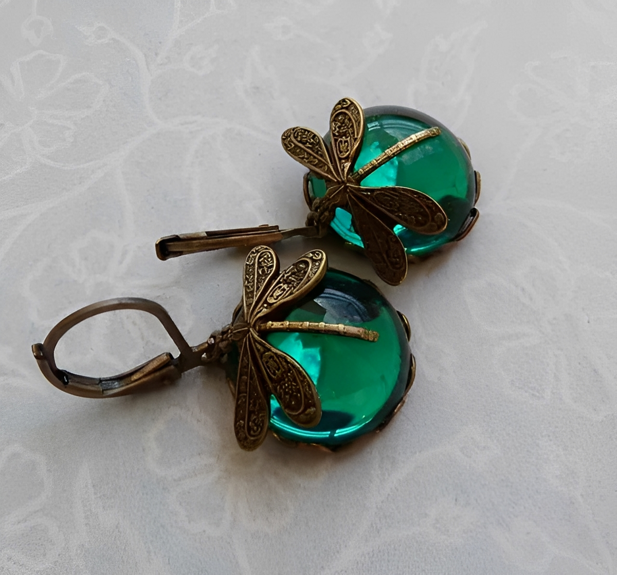 Elandra – Ohrringe in Form einer Libelle aus altem Gold