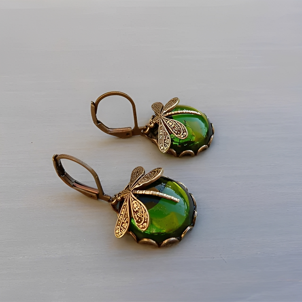 Elandra – Ohrringe in Form einer Libelle aus altem Gold