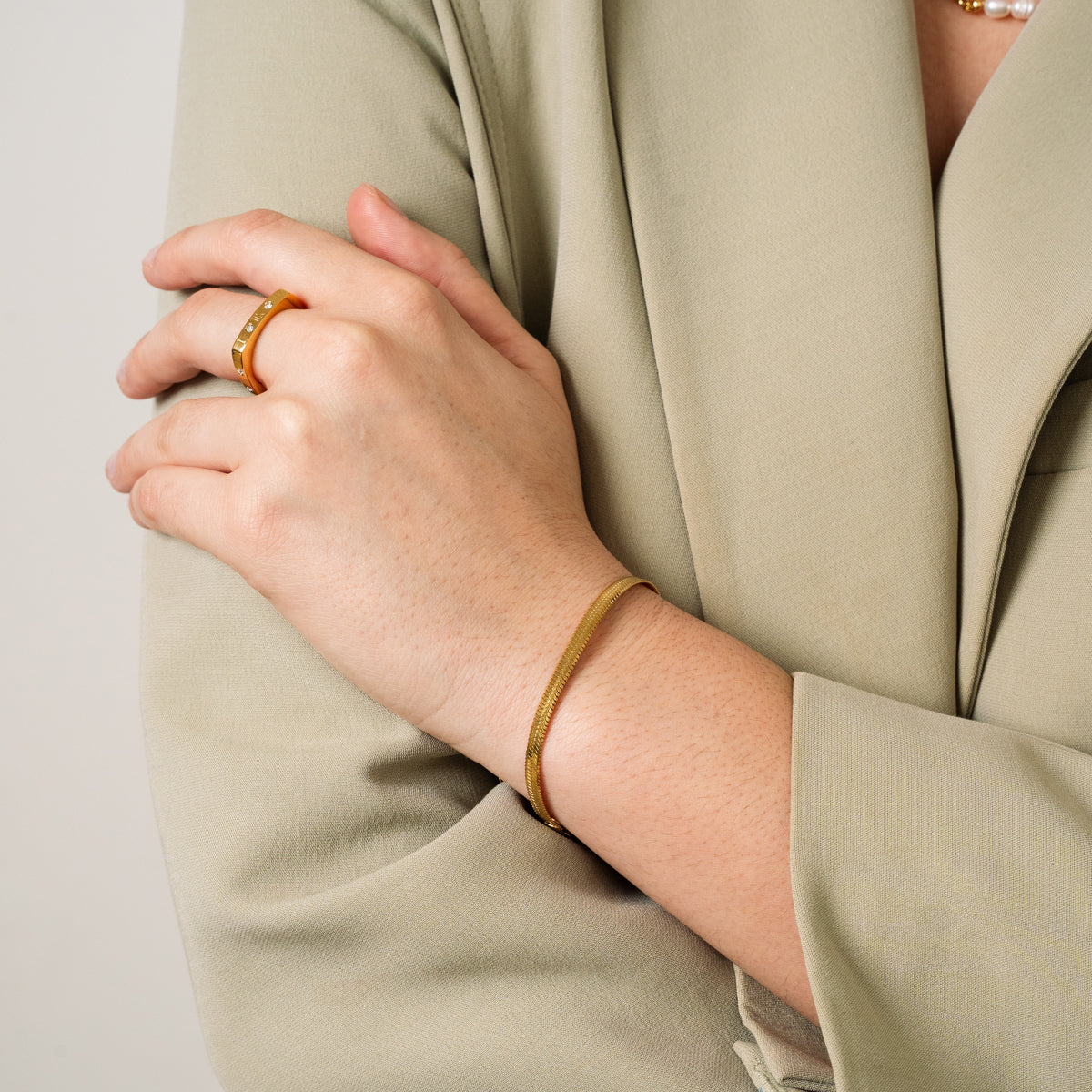 Livia – Stilvolles goldenes Schlangenarmband