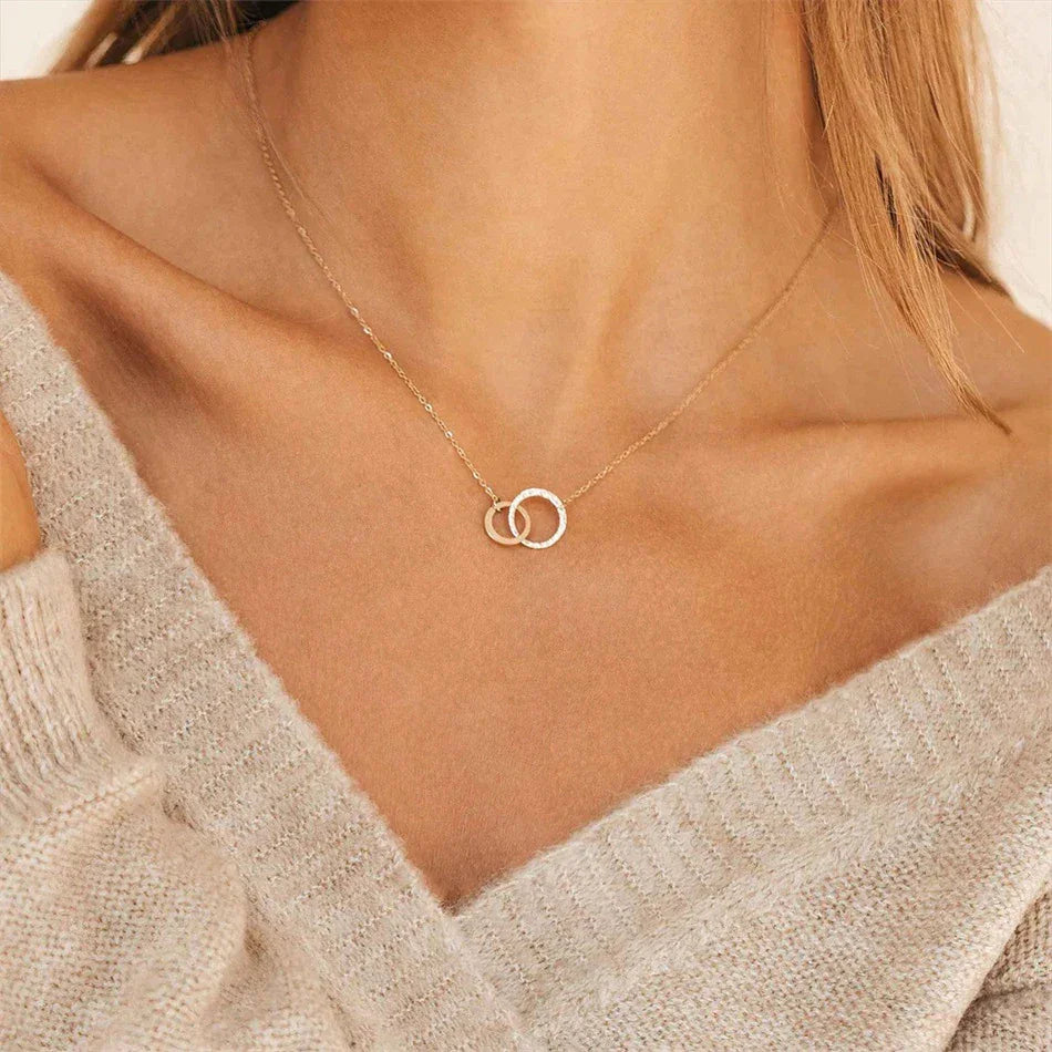 Isabelle – Stilvolle Hoop-Halskette