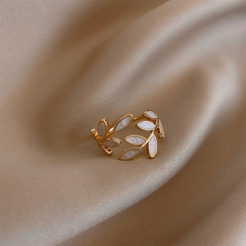 Pria – Stilvoller Ring mit weißem Opal und Blattmotiv