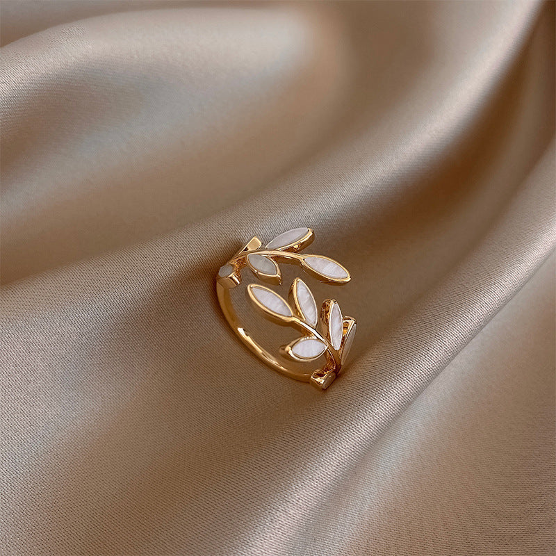 Pria – Stilvoller Ring mit weißem Opal und Blattmotiv