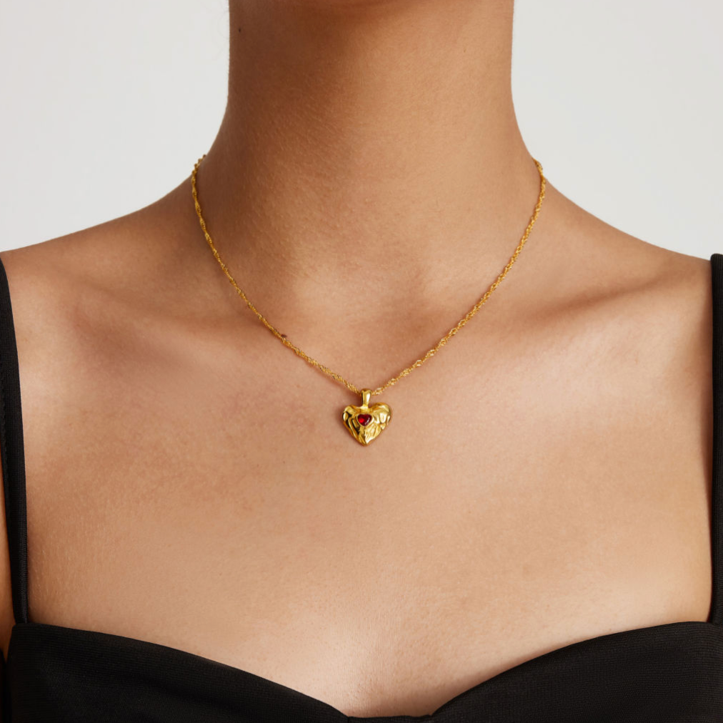 Vesper - Rote Herz-Halskette aus Gold