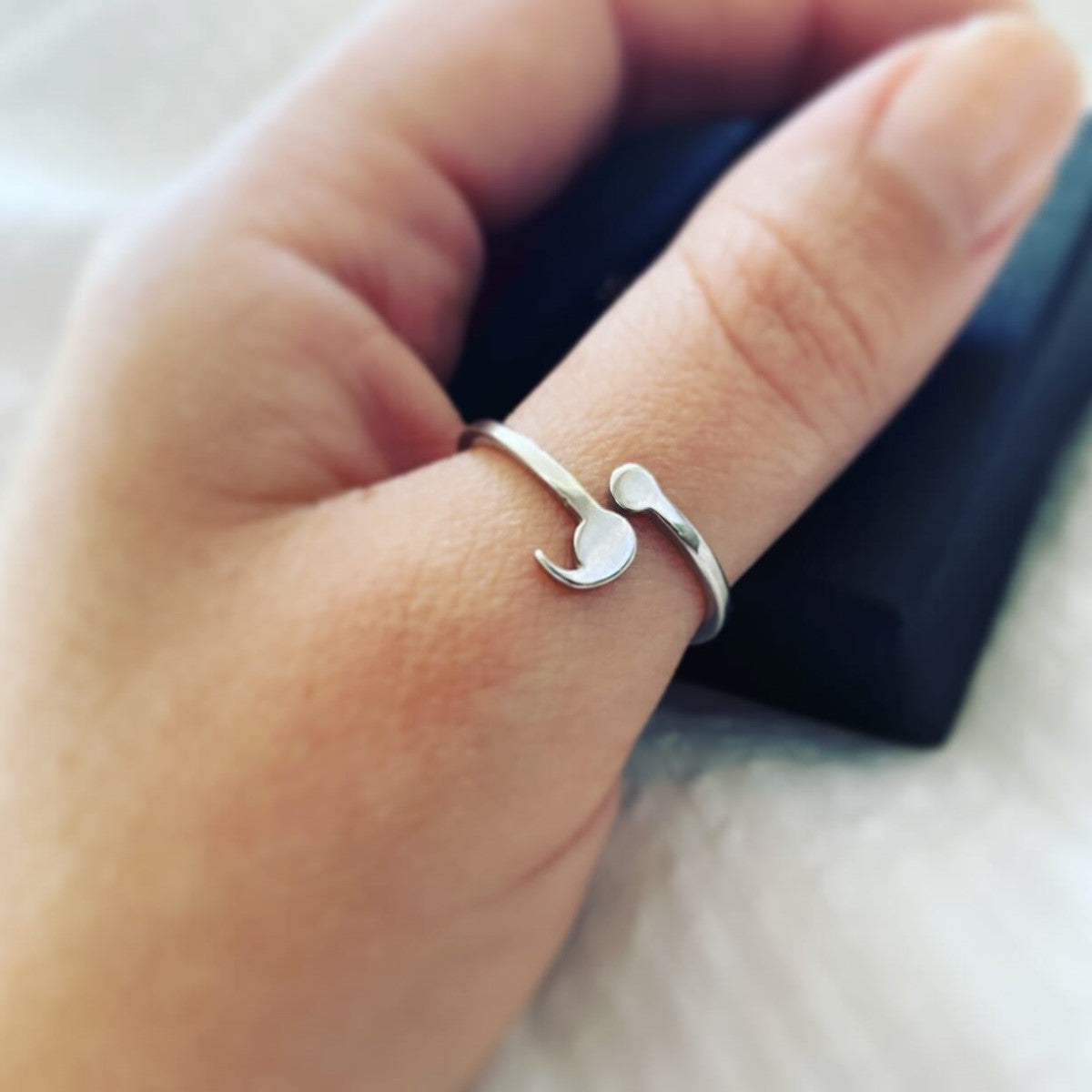 Eleganter Semikolonring - Ring der Resilienz