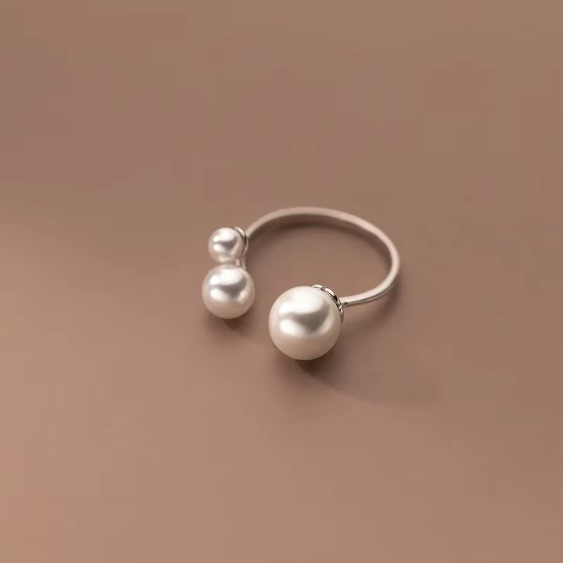 Clara – Verstellbarer Ring mit einer Perle und dreieckigem Design