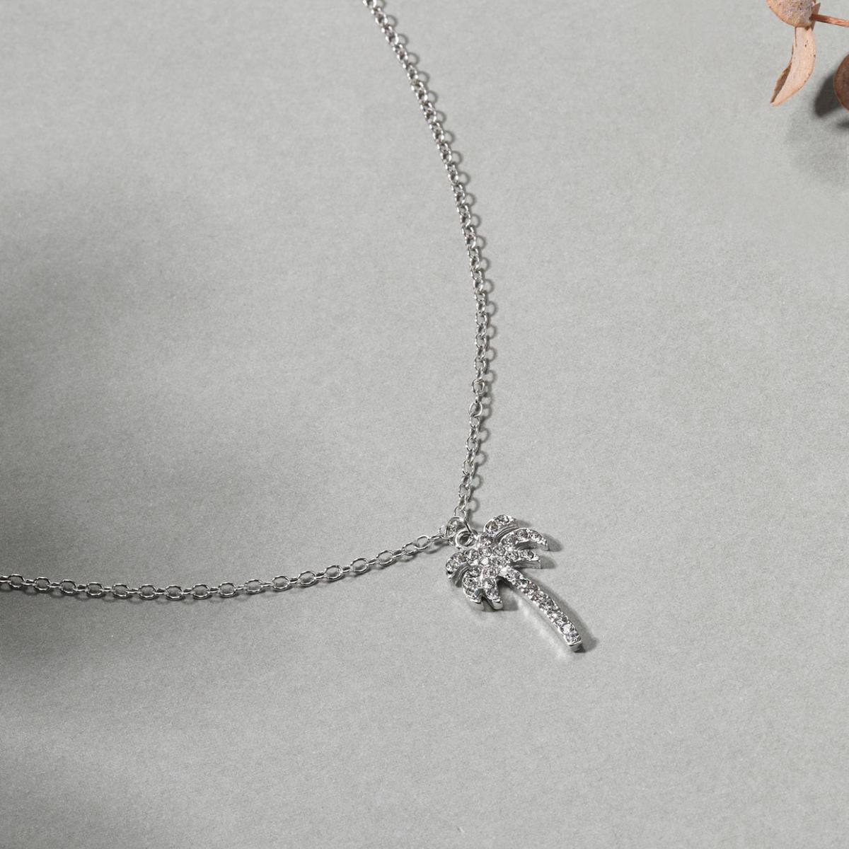 Halskette mit palmengestaltetem Anhänger im Inseldesign