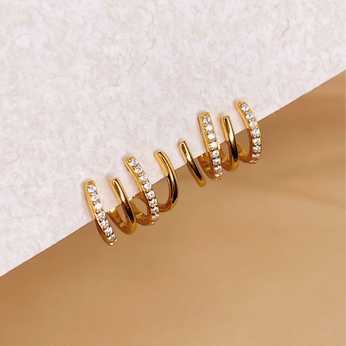Huggie-Ohrringe mit vierzackigem Detail