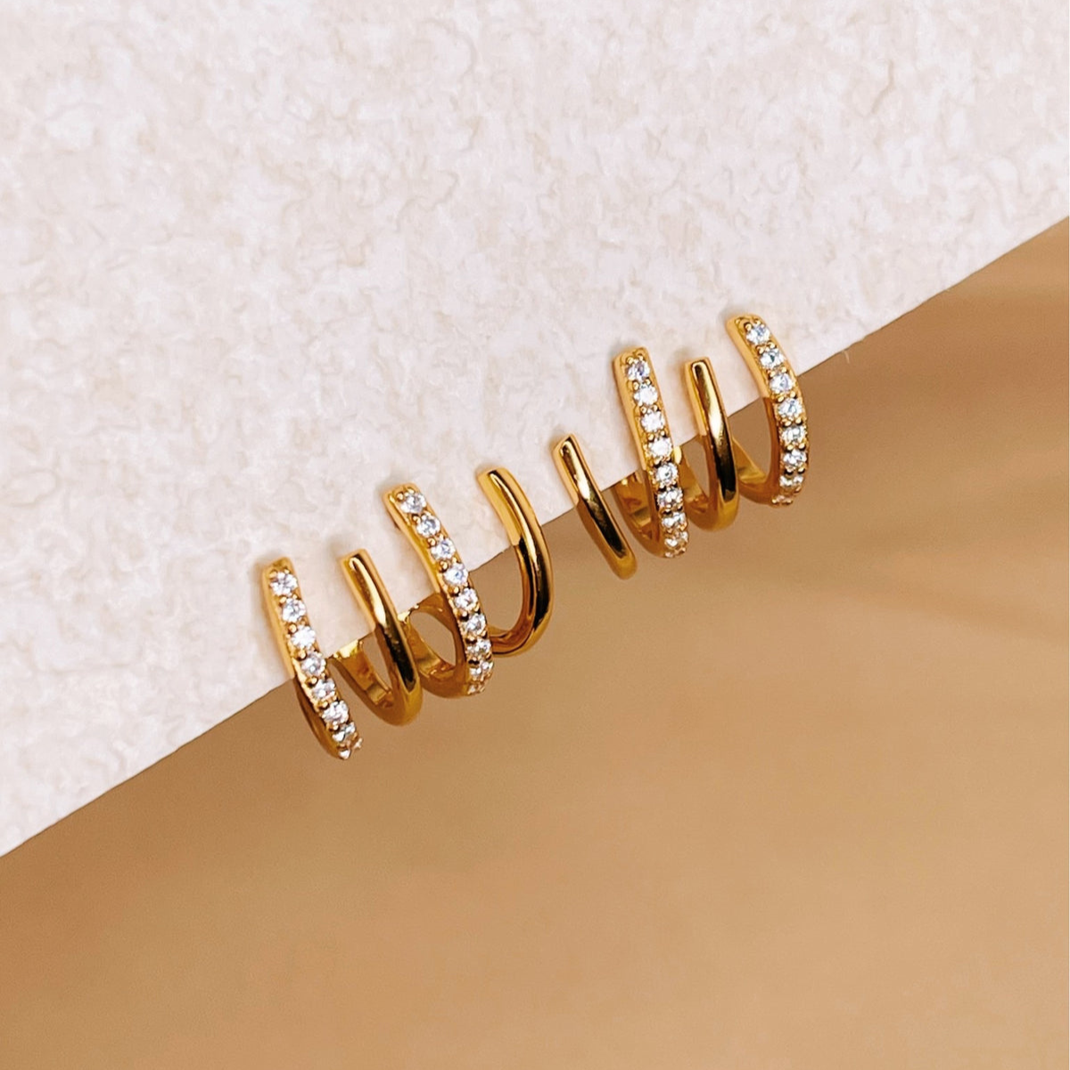 Huggie-Ohrringe mit vierzackigem Detail