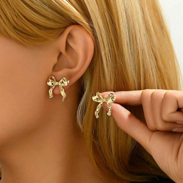 Ohrringe aus Weißgold mit Schleife - Knopfohrringe im Schleifenstil