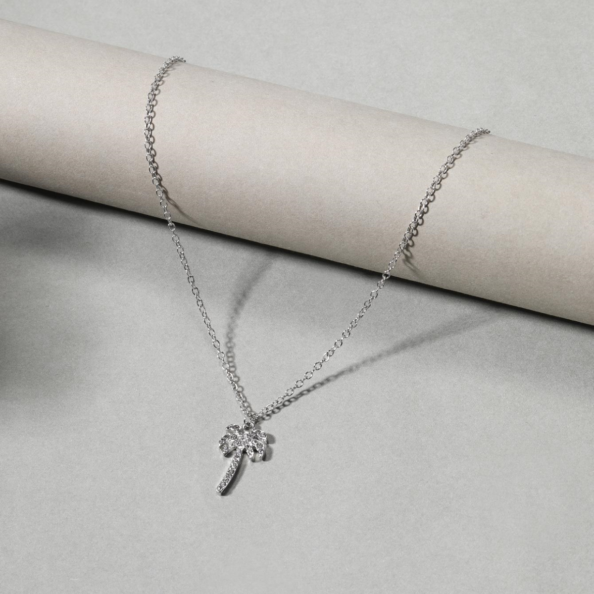 Halskette mit palmengestaltetem Anhänger im Inseldesign