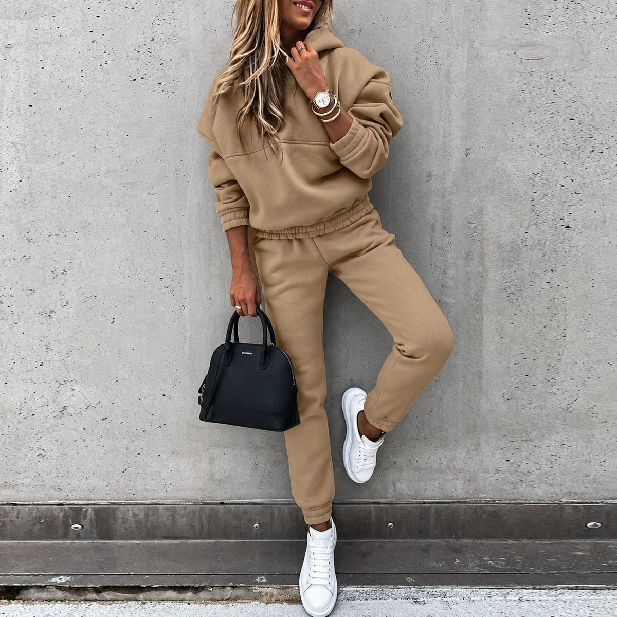 Alisha - Set aus langärmeligem Sweatshirt und Hose