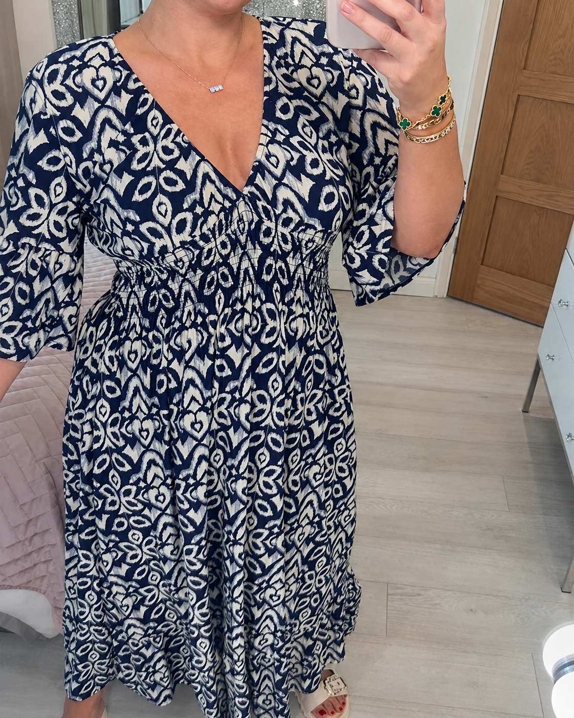 Yvonne - Stilvolles Kleid mit Besonderheiten