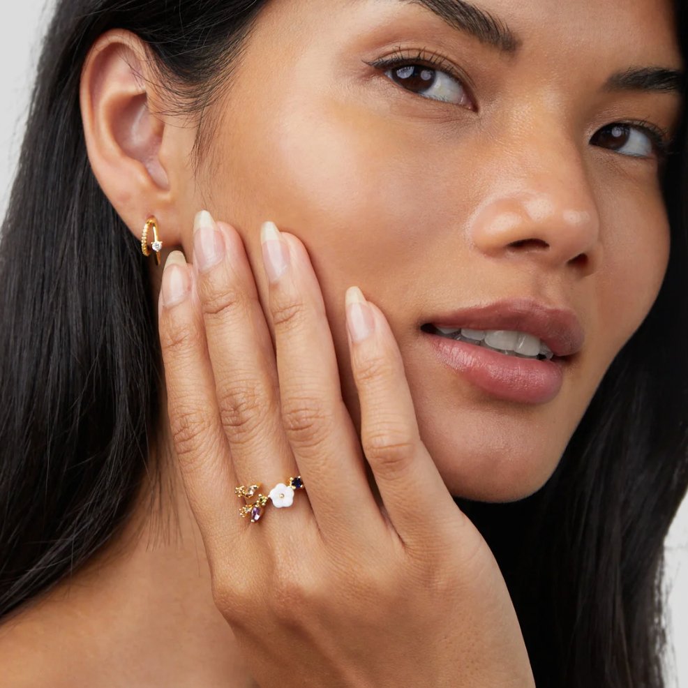 Leah – Ring mit weißen Blütenakzenten