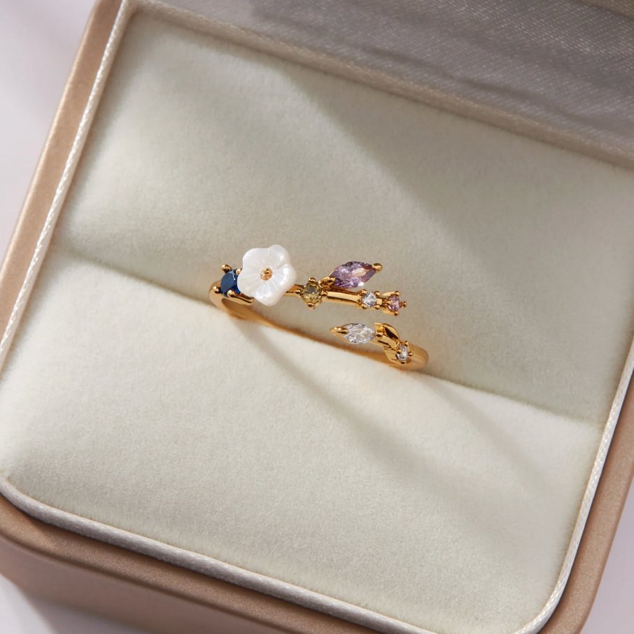 Leah – Ring mit weißen Blütenakzenten