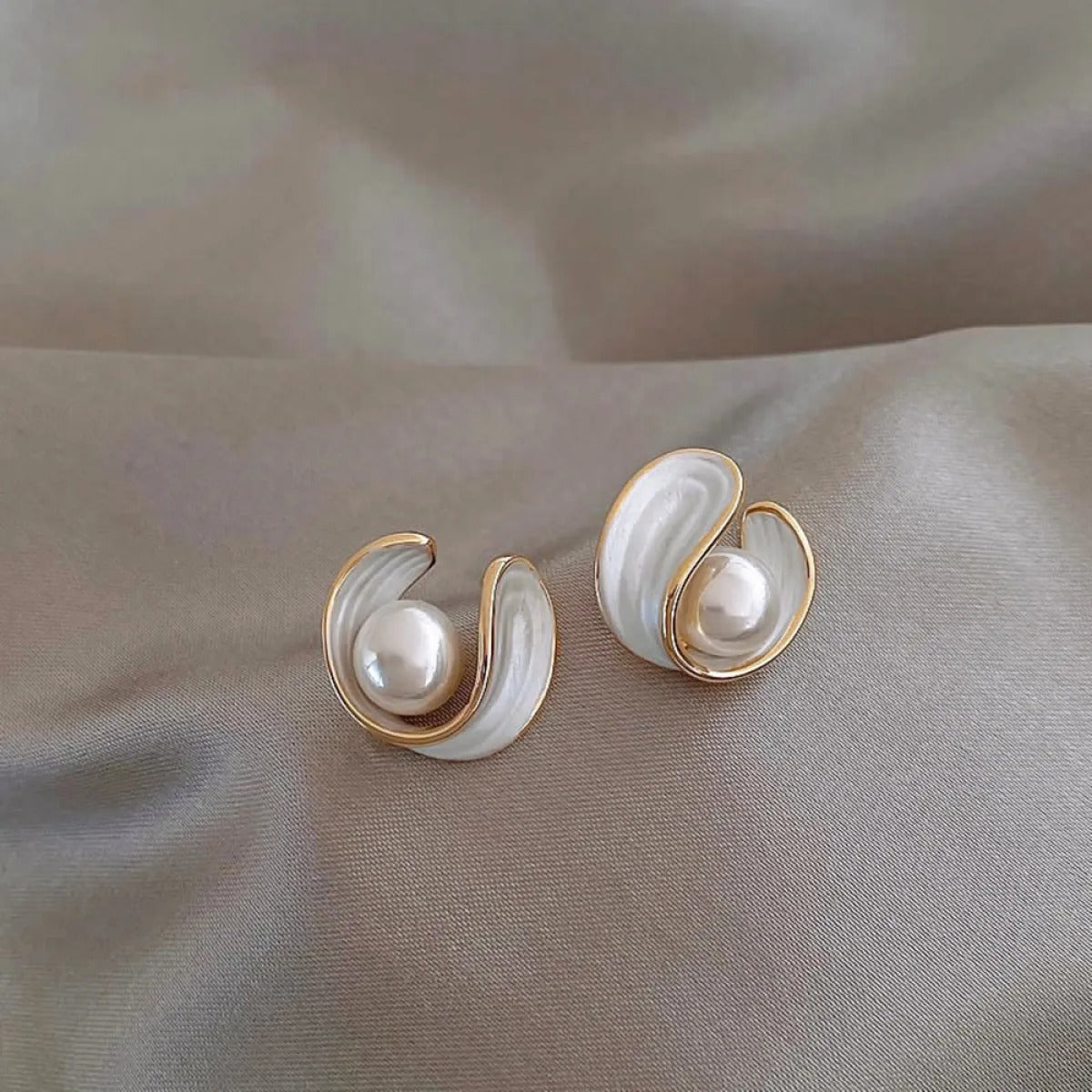 Alina – Edle Ohrringe aus hellem Opal, Perle und Gold