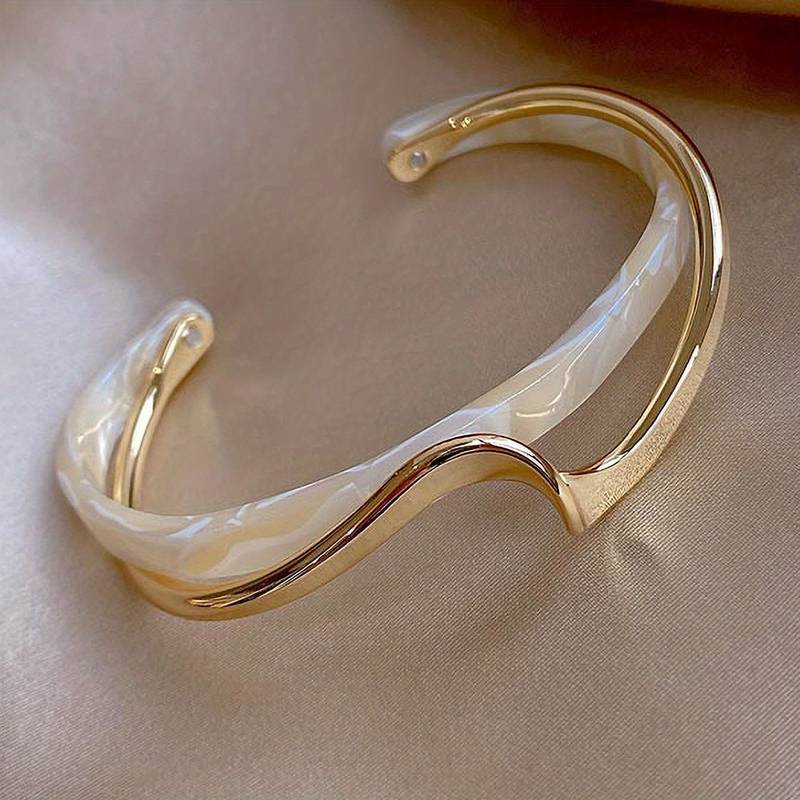 Wellenarmband mit feinen Details
