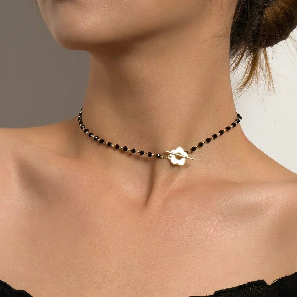Naya - Choker Halskette mit Blumenverschluss