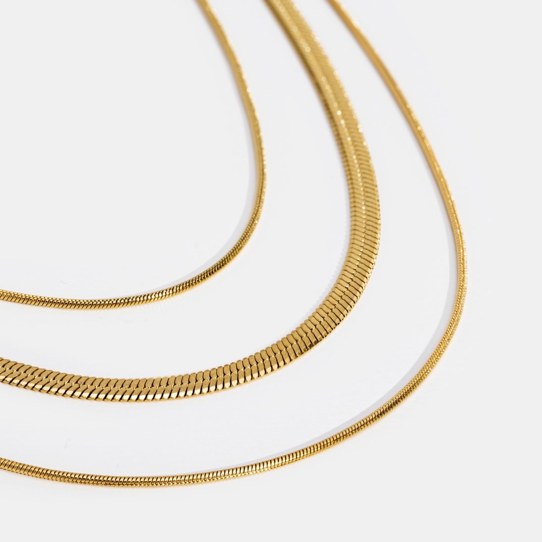 Agot – Vielschichtige goldene Kettenhalskette