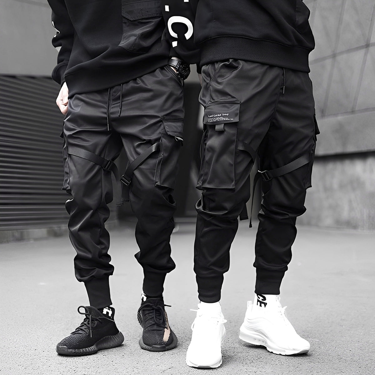 Herren Cargo-Hosen mit Tapered Schnitt, verstellbaren Trägern und Mehrfachtaschen