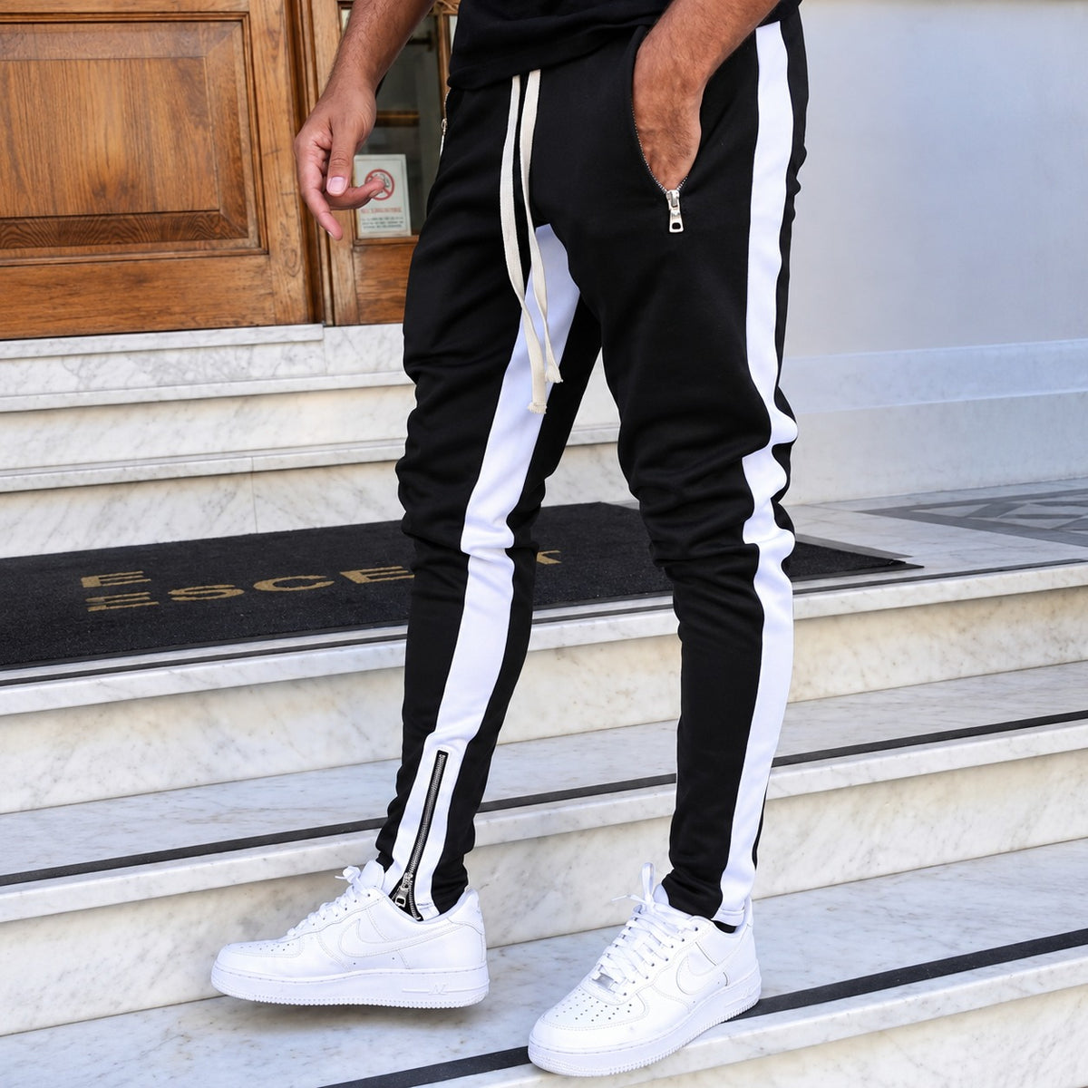Herren Jogginghose mit Kontraststreifen, Reißverschlusstaschen und tapered Schnitt