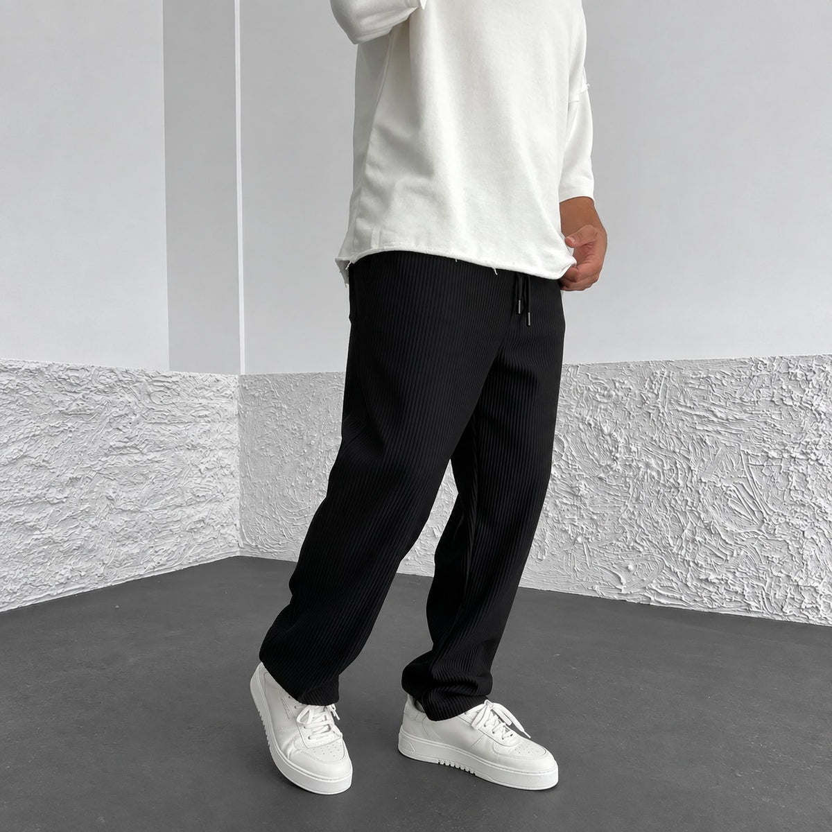 Herrenhose aus Rippstoff, weiter Schnitt, elastischer Bund mit Kordelzug