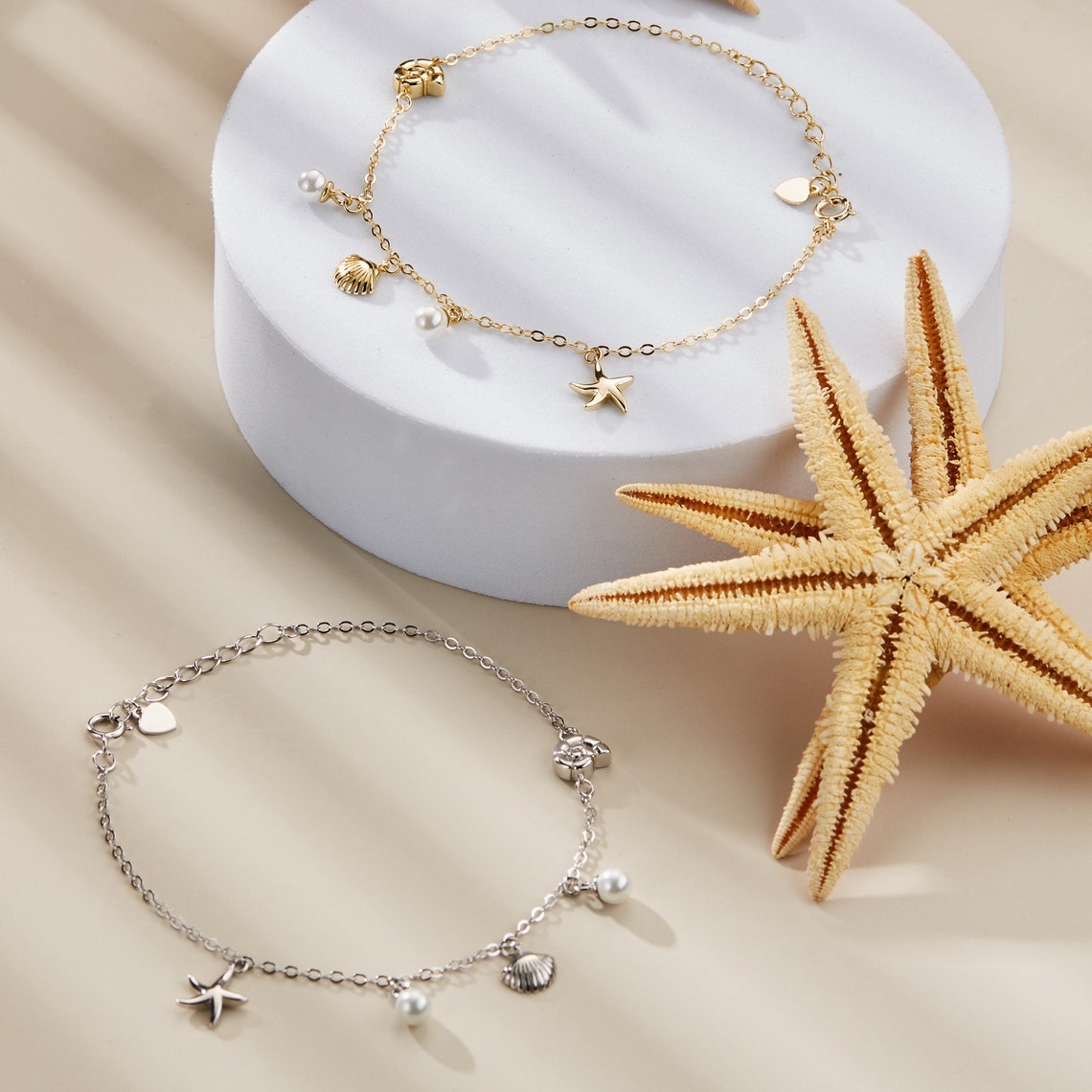 Armband mit Anhängern von Muschel und Seestern