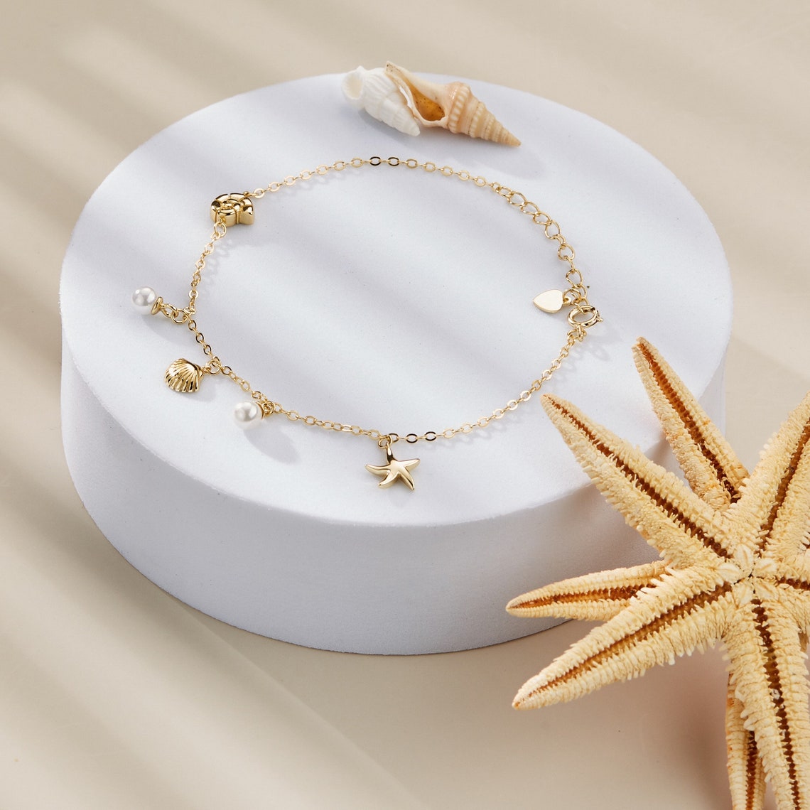 Armband mit Anhängern von Muschel und Seestern