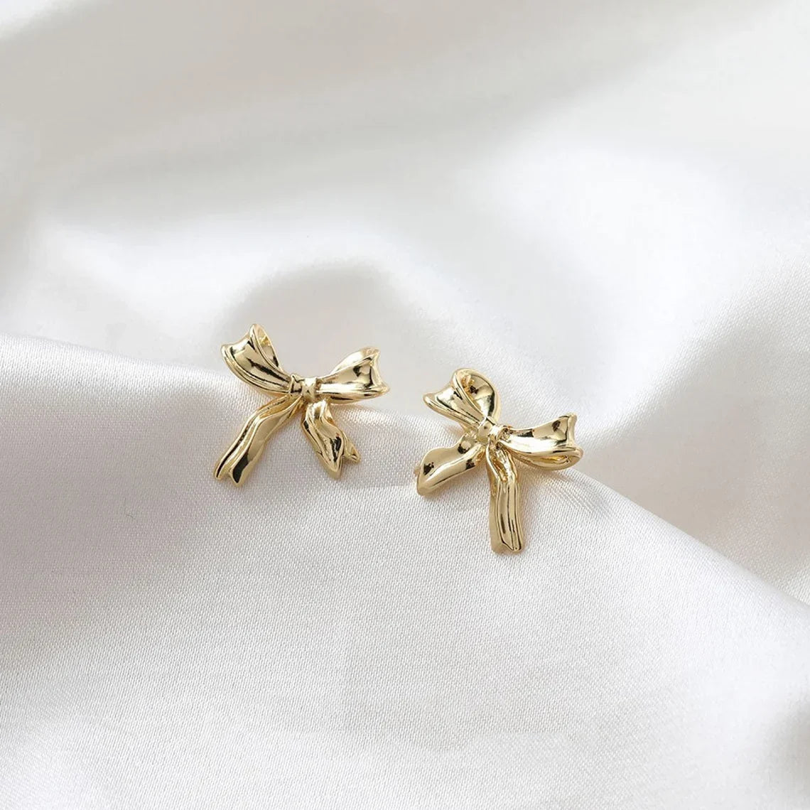 Ohrringe aus Weißgold mit Schleife - Knopfohrringe im Schleifenstil