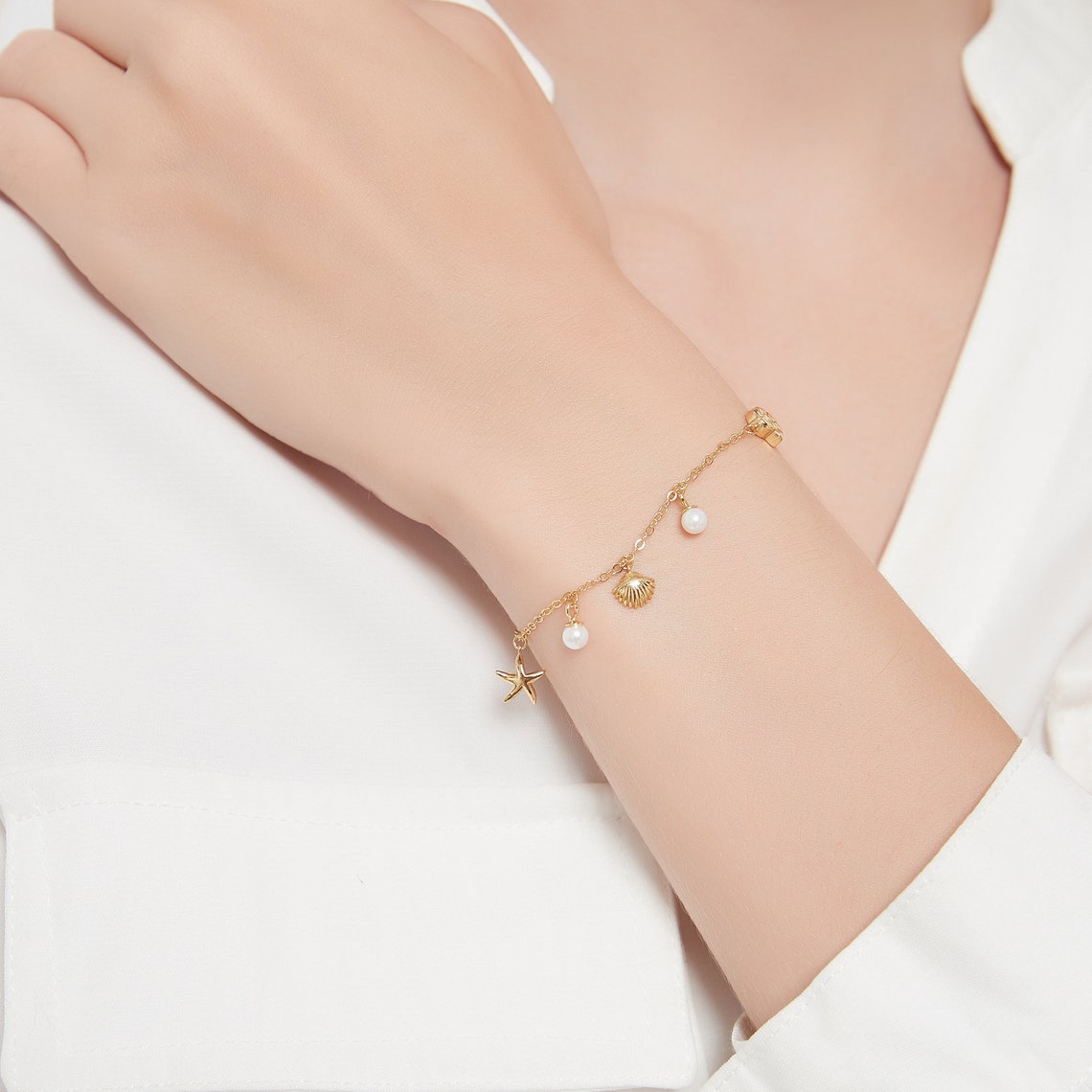 Armband mit Anhängern von Muschel und Seestern