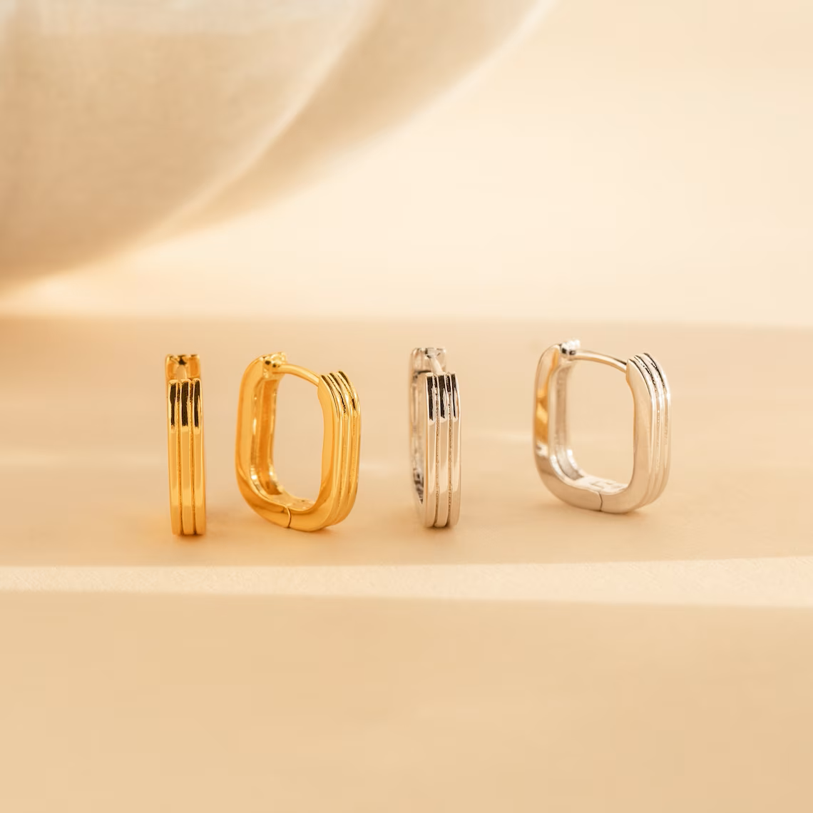 Ohrringe mit rechteckigen, gerippten Elementen - Minimalistische Huggie-Ohrringe