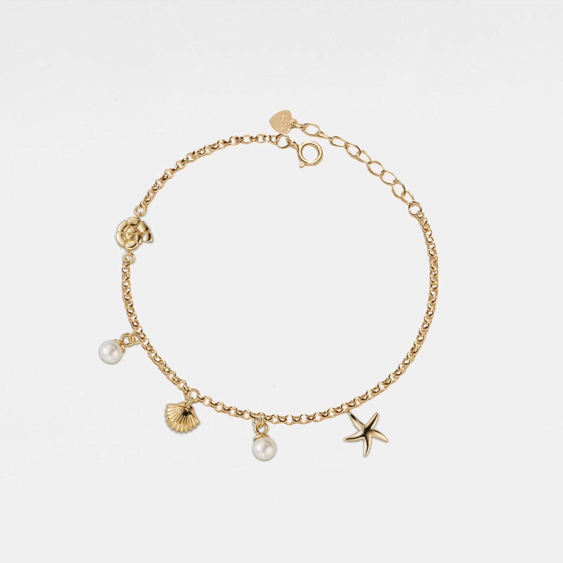 Armband mit Anhängern von Muschel und Seestern