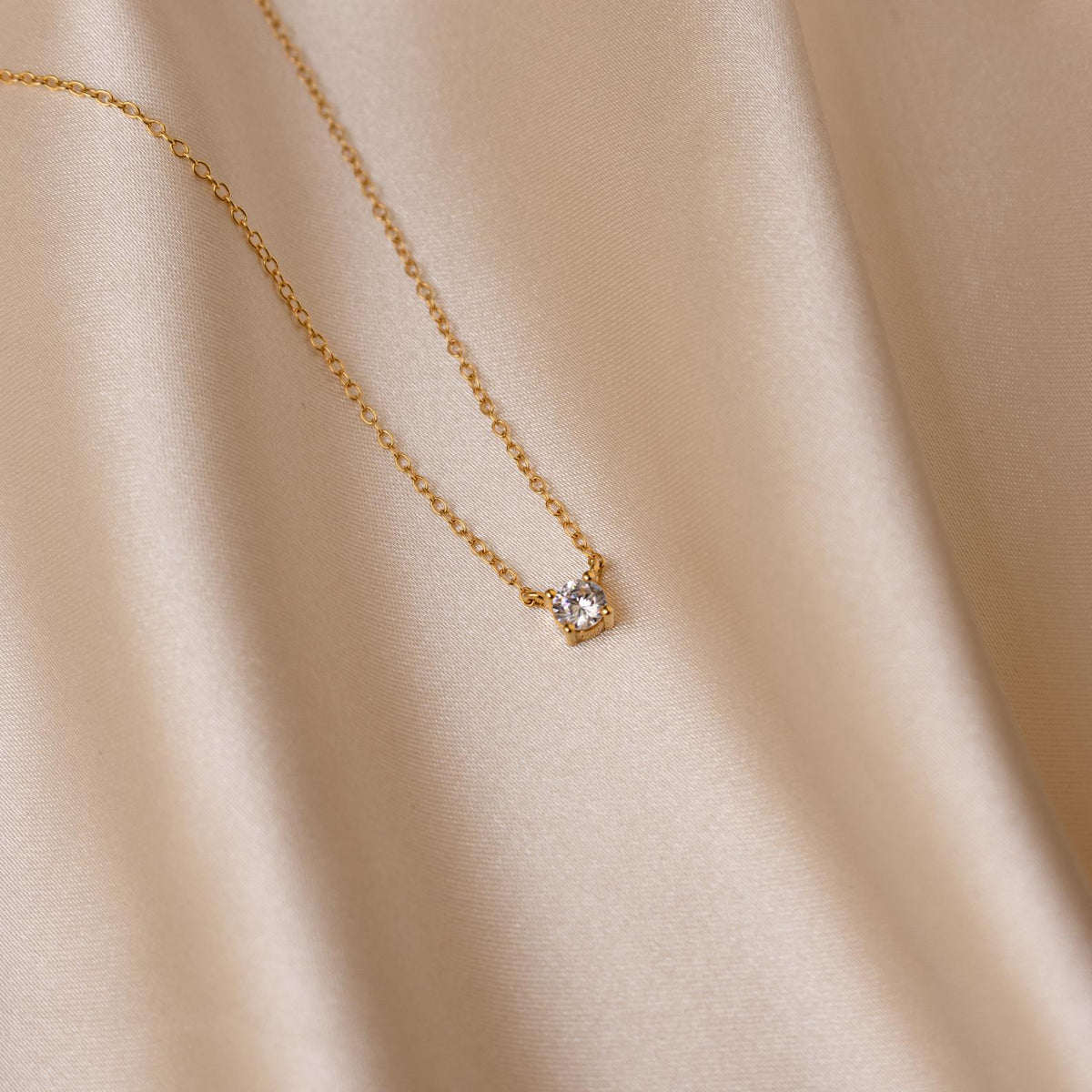 Feines Halsband mit funkelnden Akzenten
