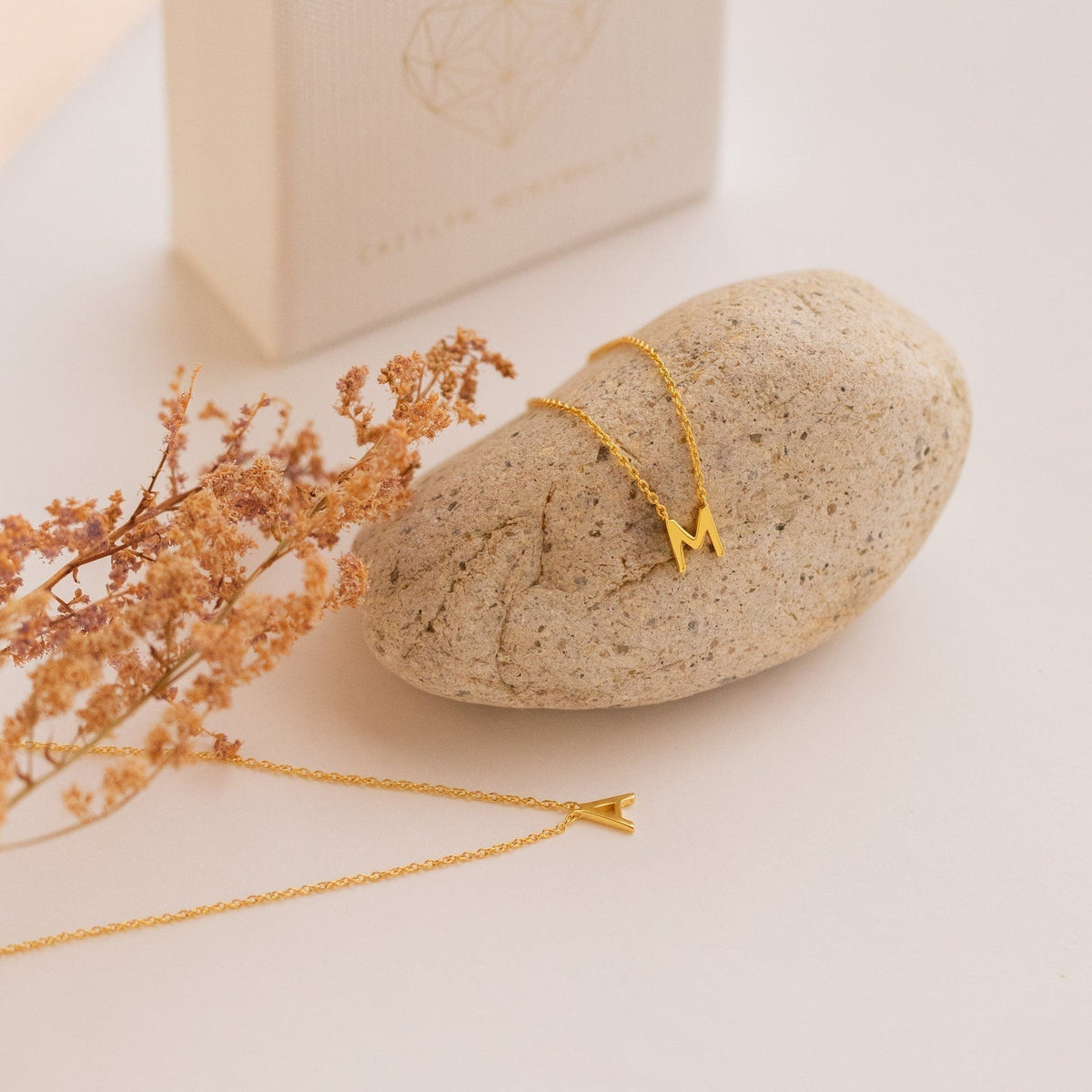 Jasmine – Filigrane Halskette mit personalisiertem Anfangsbuchstaben