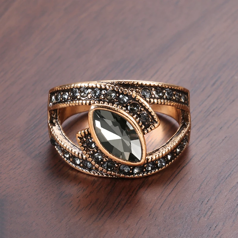 Amena – Stilvoller Ring mit schwarzem Akzent