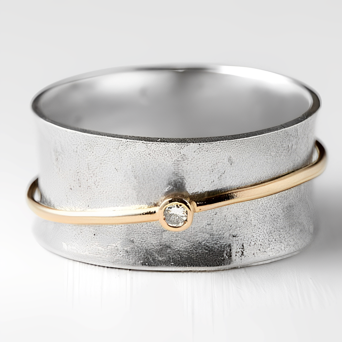 Lilia – Ring mit feiner Linienführung